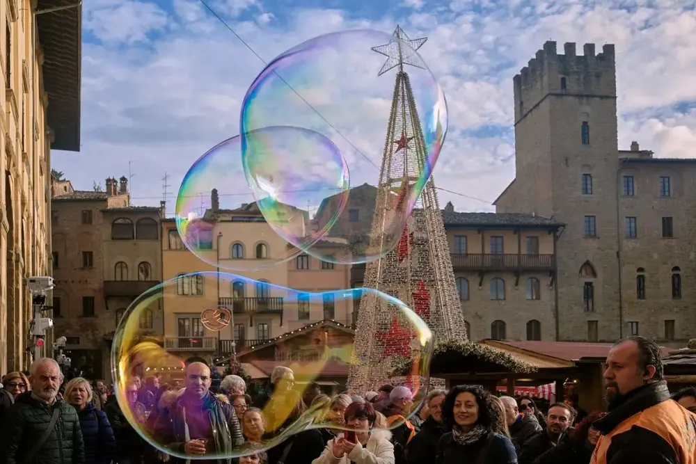 bolle di sapone giganti ad Arezzo per la Città del Natale