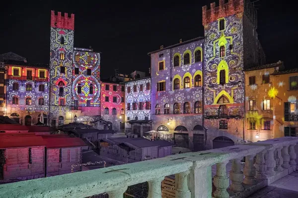 piazza grande illuminata per la citta del Natale