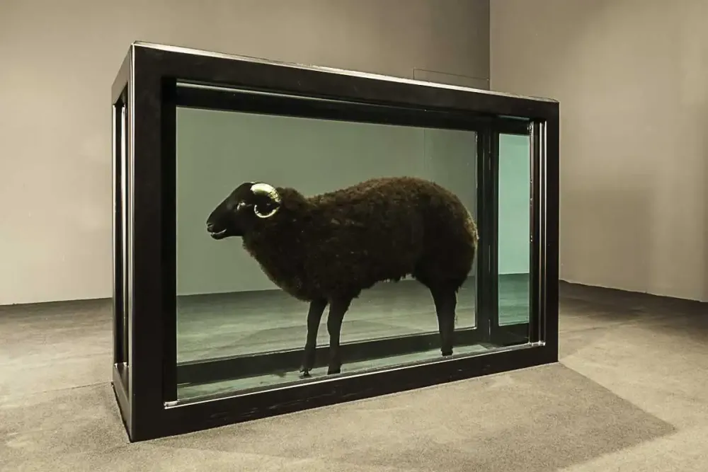 Lo scatto della Pecora Morta di Damien Hirst per il catalogo ufficiale