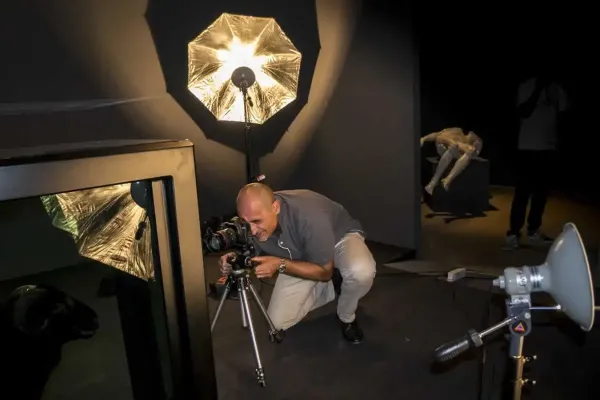 Alberto Santini alle prese con lo scatto alla pecora morta di Damien Hirst