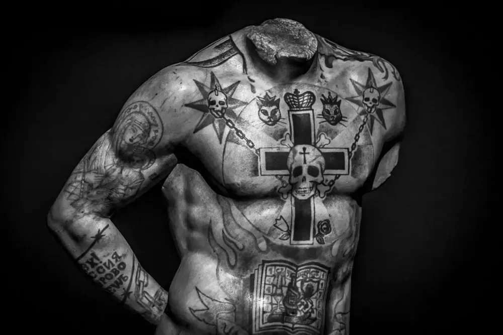 busto in marmo tatuato