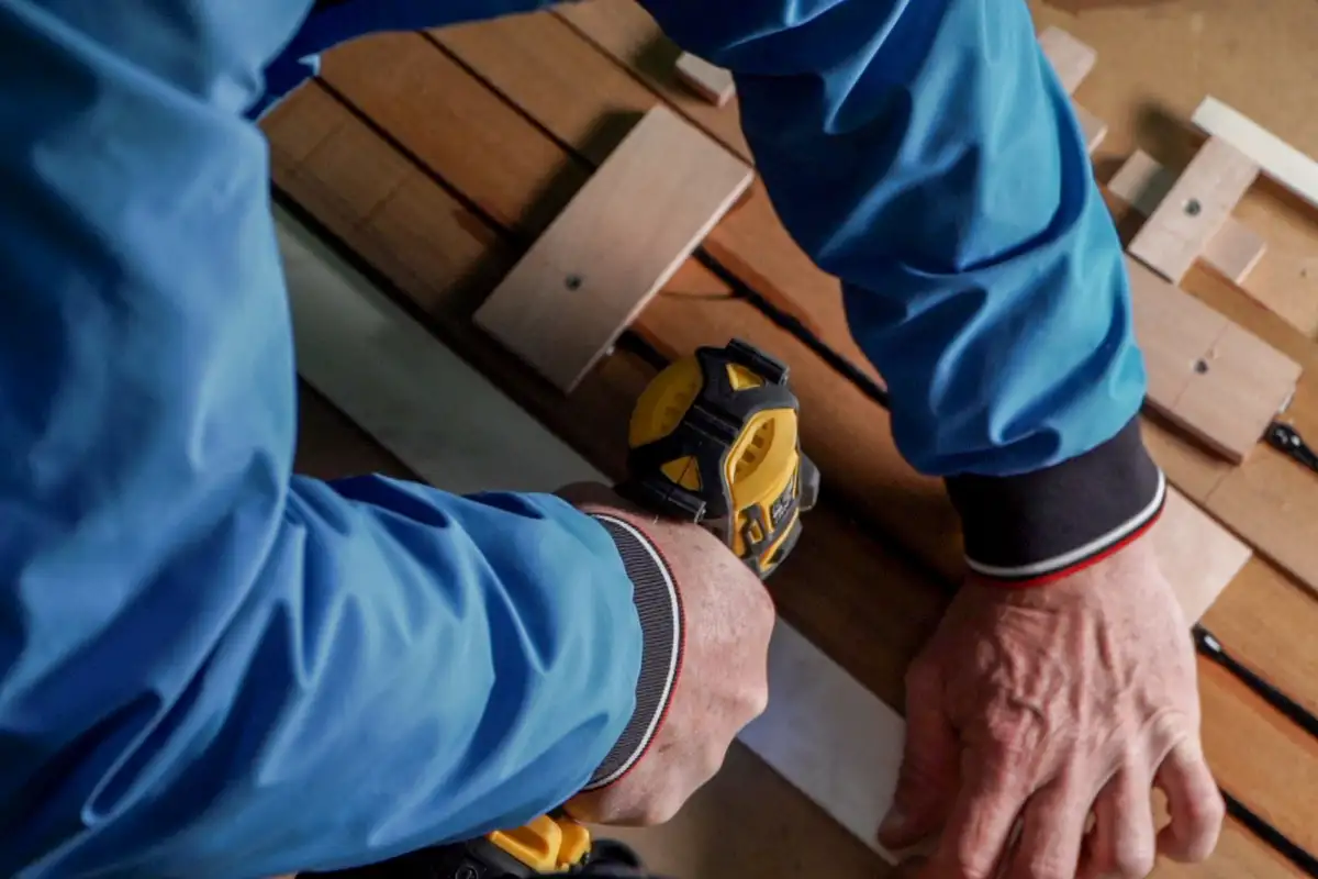 falegname che applica listelli di legno