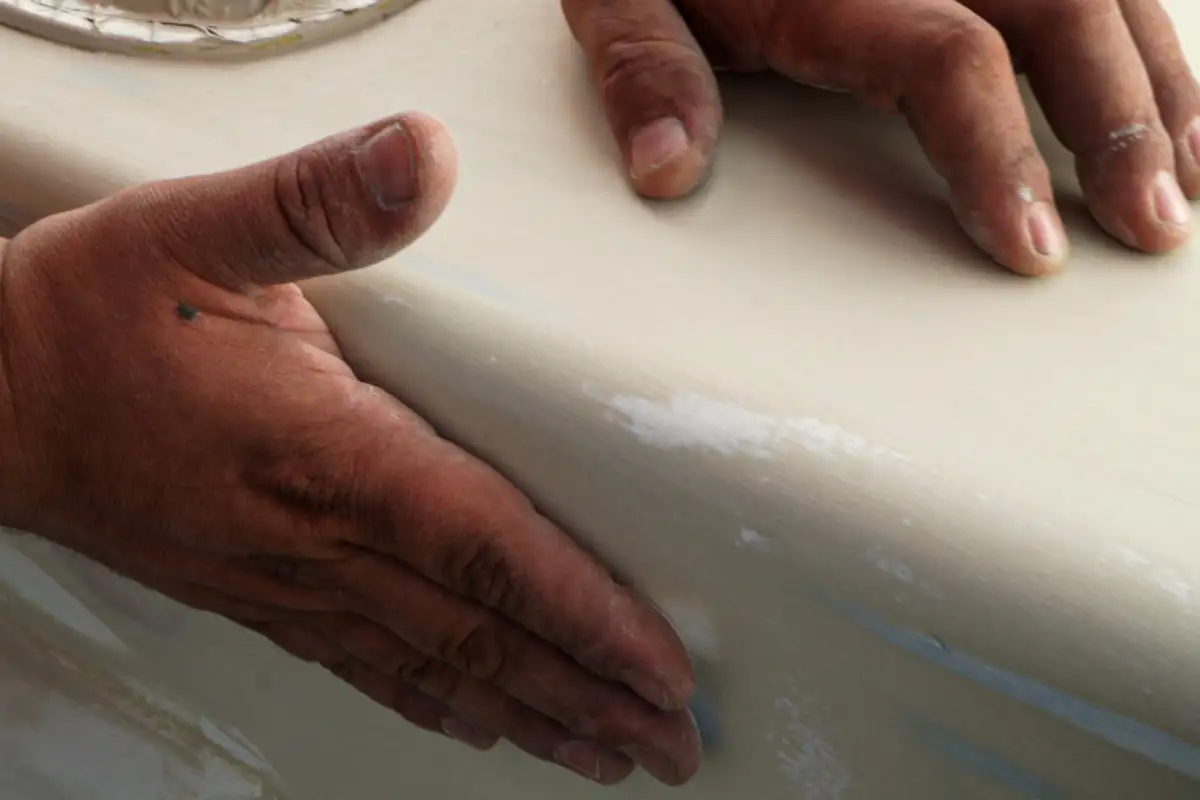 Mani che lisciano il prodotto finito