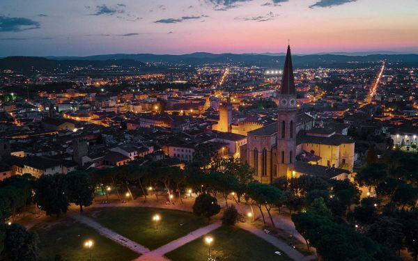 Riprese fotografiche e video da drone Arezzo al tramonto il duomo