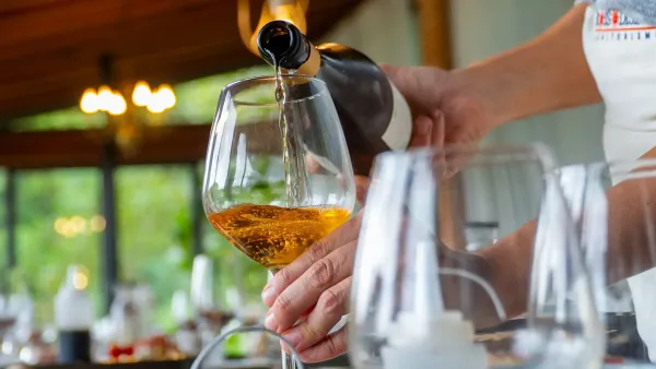 vino versato nel calice da chef per brunch