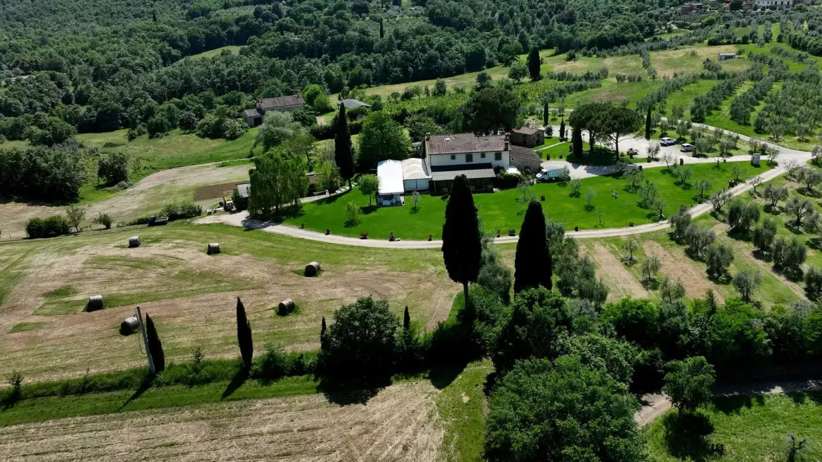 Vista aerea di un agriturismo toscano al tramonto, realizzata da Click and Fly
